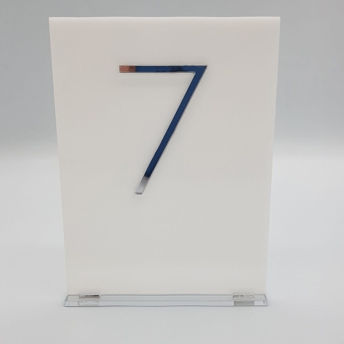 tabliczka ze srebrnym numerem.jpg