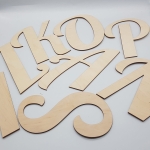 Drewniane litery dekoracyjne – ozdoba na ścianę lub stół