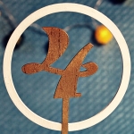 Numery stołów pary młodej – dekoracyjna numeracja stołu weselnego