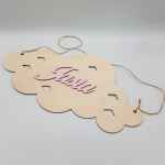 Drewniana chmurka z imieniem dziecka – dekoracja do pokoju dziecka
