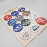 Przypinki na zamówienie z dowolnym motywem – personalizowane przypinki