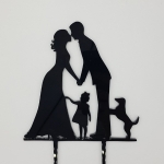 Topper na tort weselny para młoda z dzieckiem i psem – dekoracja tortu ślubnego