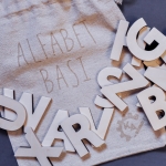 Drewniany alfabet edukacyjny dla dzieci – zabawka Montessori