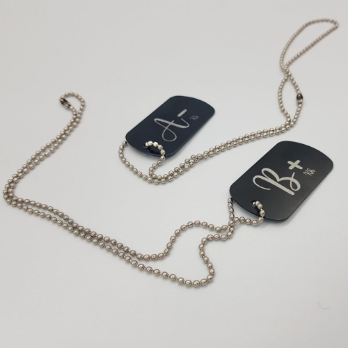 Nieśmiertelniki z identyfikacją grupy krwi.jpg