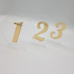 Numeracja stołów ze złotym lustrem – okrągłe oznaczenia stołów weselnych