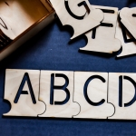 Drewniane literki do nauki pisania – edukacyjna pomoc dla dzieci