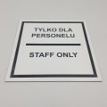 biała tabliczka tylko dla personelu.jpg