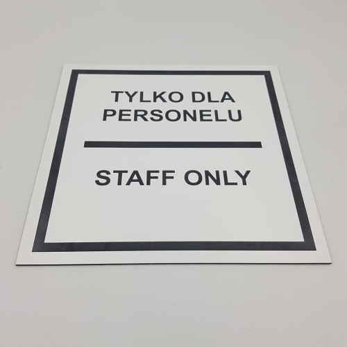 biała tabliczka tylko dla personelu.jpg