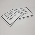 białe tabliczki tylko dla personelu.jpg