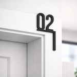 Czarna numeracja na futrynę drzwi – nowoczesne oznaczenie numeru mieszkania lub pokoju