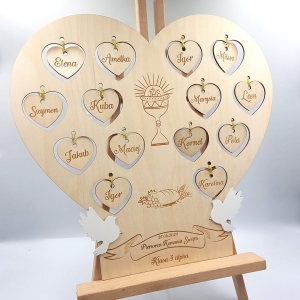 Podziękowanie komunijne dla księdza – drewniane serce z imionami dzieci