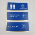 Numeracja pokoi z białym grawerem, niebieskim laminatem i złotym akrylem do apartamentów i hoteli.jpg