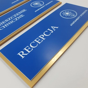 Personalizowana numeracja pokoi i pomieszczeń – laminat + akryl