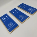 System oznakowania apartamentów z numeracją pokoi, tabliczkami informacyjnymi i personalizowanym logo.jpg