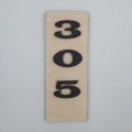numeracja drewniana z akrylowymi cyframi.jpg