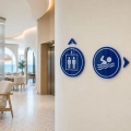 przykład akrylowych piktogramów w hotelowym korytarzu.jpg
