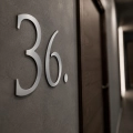srebrne numery do oznaczania pokoi hotelowych.jpg
