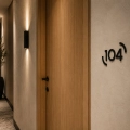 zastosowanie czarnej numeracji we wnętrzu hotelu.jpg