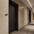 czarna numeracja w nawiasie w korytarzu hotelowym.jpg