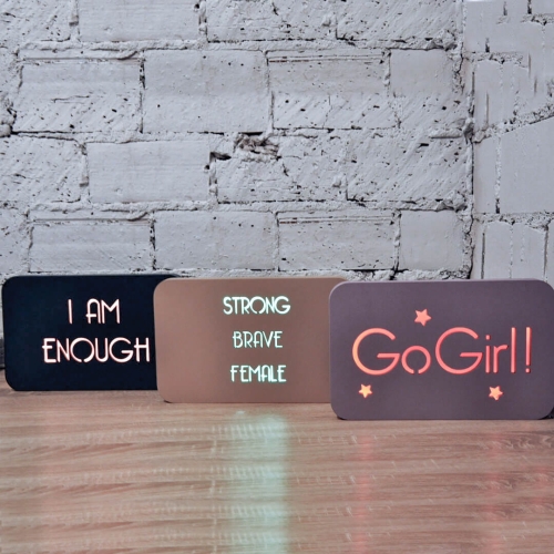 prostokątna lampka led z hasłem.jpg