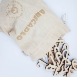 Drewniany alfabet Montessori – edukacyjna zabawka do nauki liter