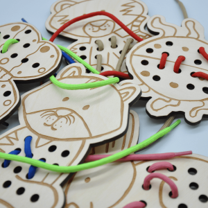 Przeplatanki dla dzieci – zabawka edukacyjna rozwijająca motorykę