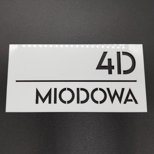 tabliczka z adresem na budynek