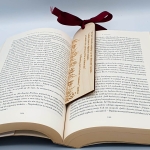 Drewniana zakładka do książki – personalizowana zakładka z grawerem