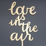 Topper na tort „Love is in the air” – dekoracja tortu weselnego