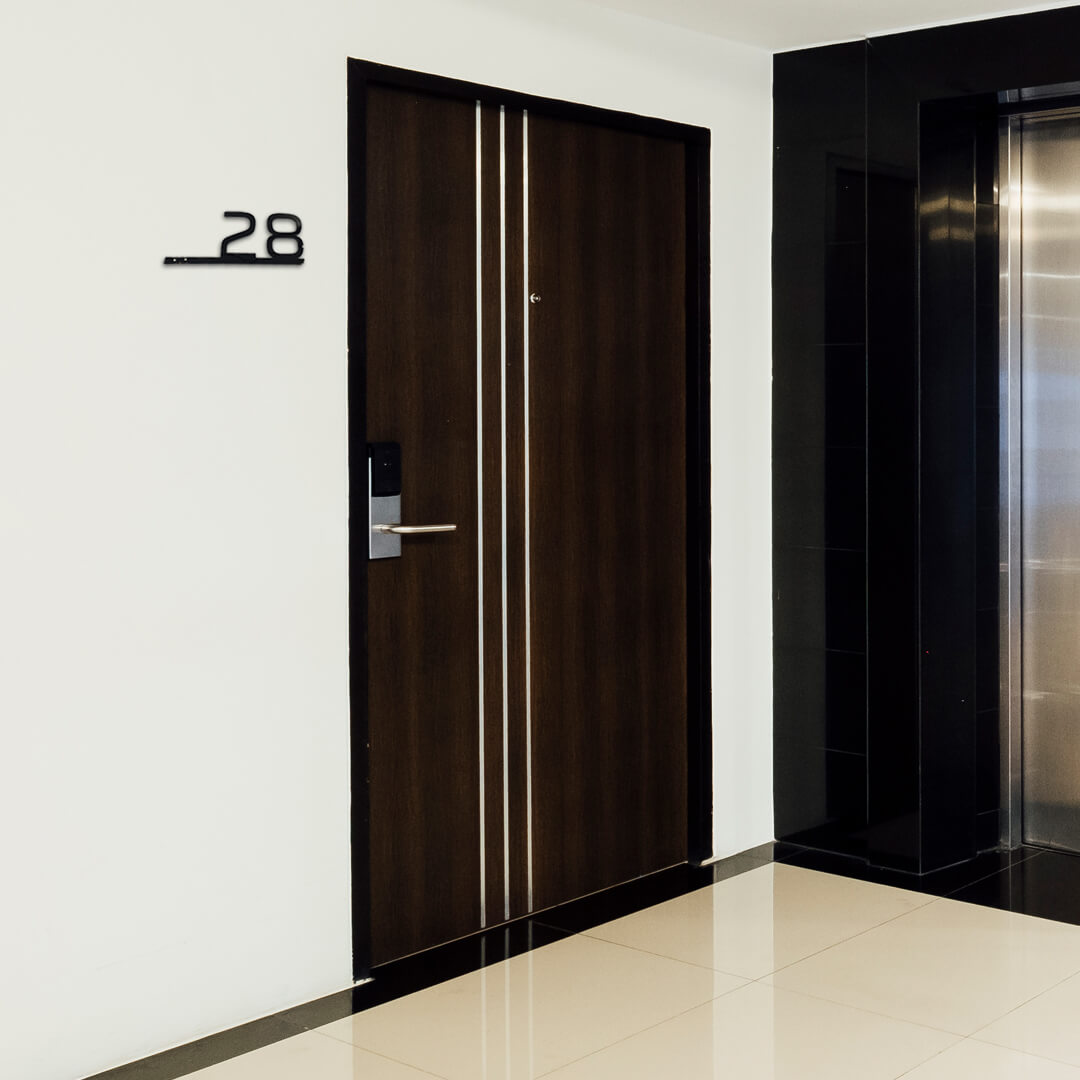 błyzcząca numercja hotelowa w kolorze czarnym