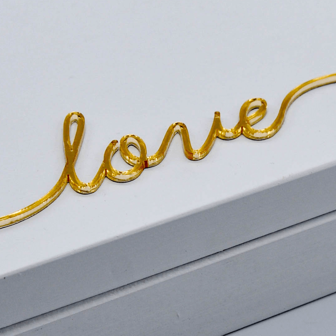 białe pudełko na obrączki ze złotem