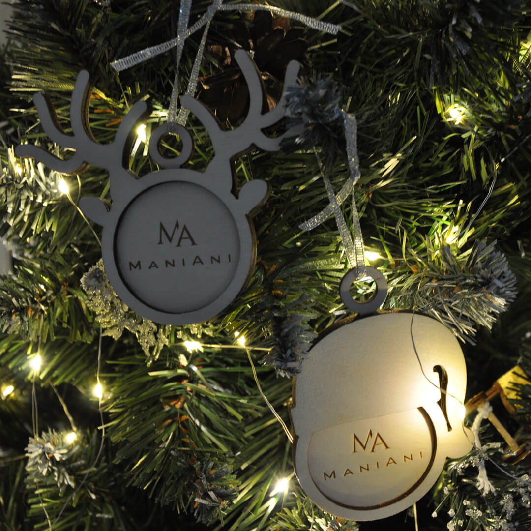 Drewniane dekoracje choinkowe z logo