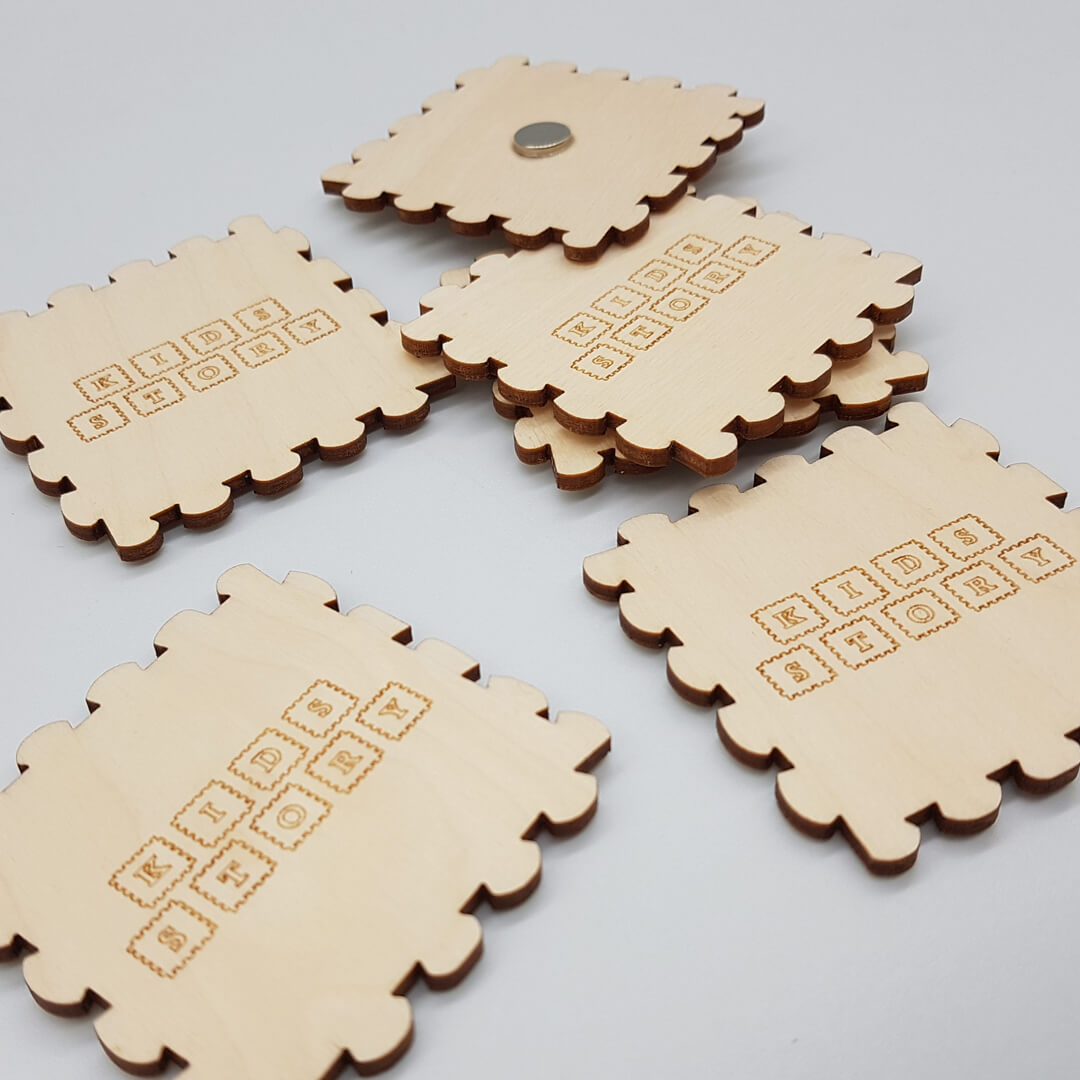 drewniane magnesy na lodówkę z logo przedszkola