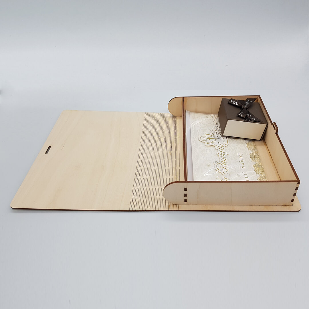 drewniane pudełko na upominki komunijne