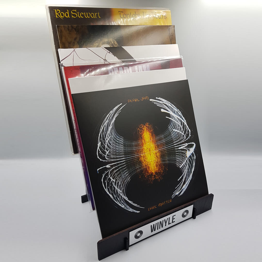 drewniany czarny stojak na winyle