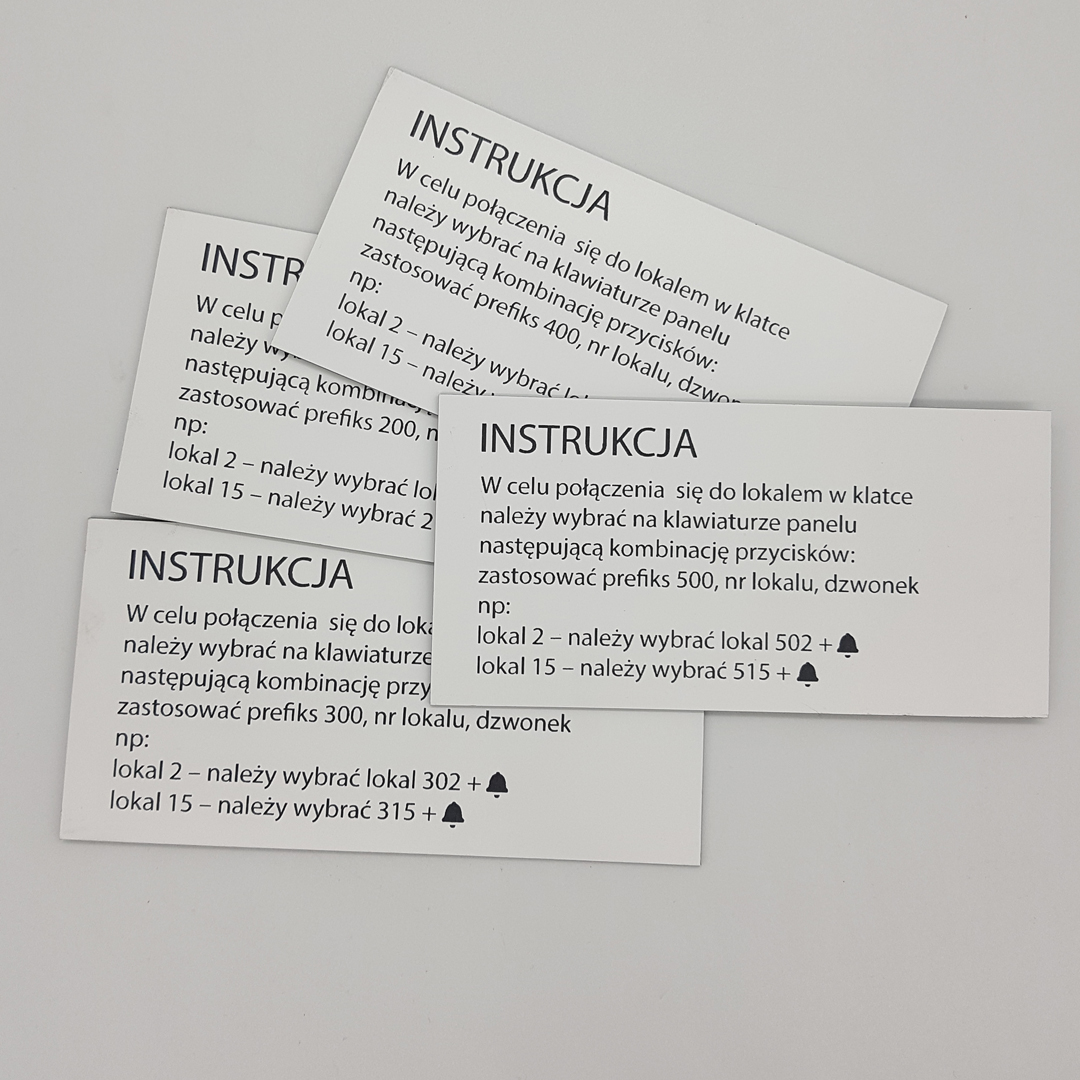 grawerowane tabliczki z instrukcją dostępu do budynku