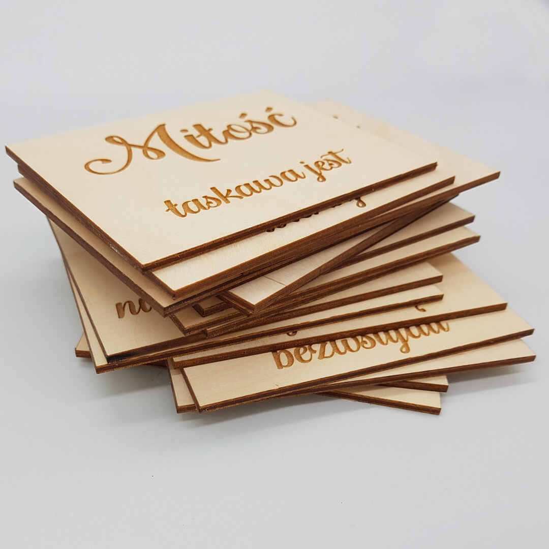 Tablice z hymnem o miłosci