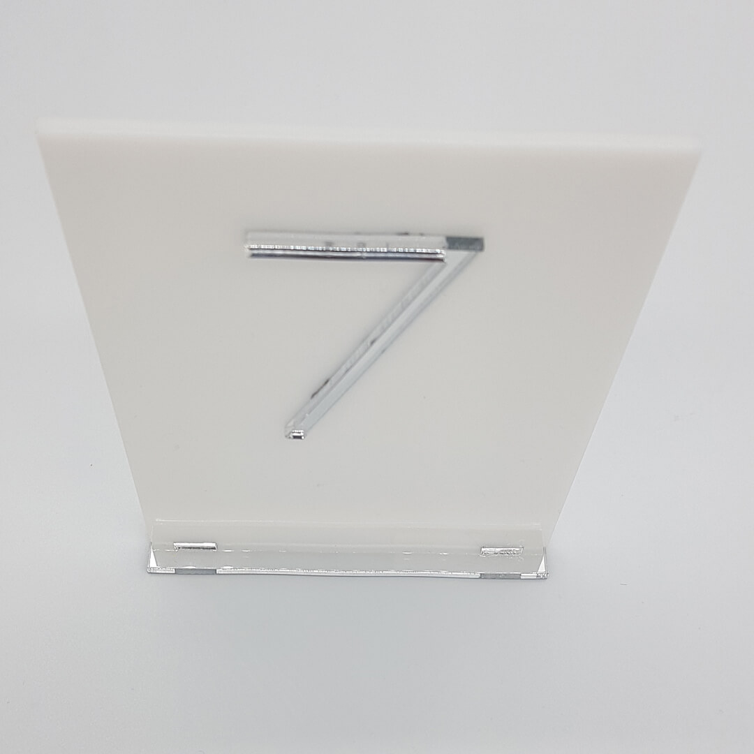 tabliczka z numerem w kolorze lustra