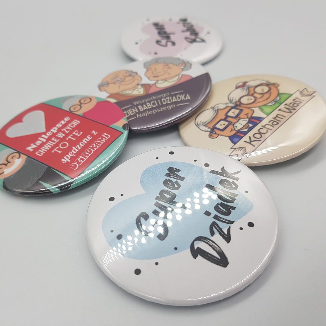 przypinki na zamówienie