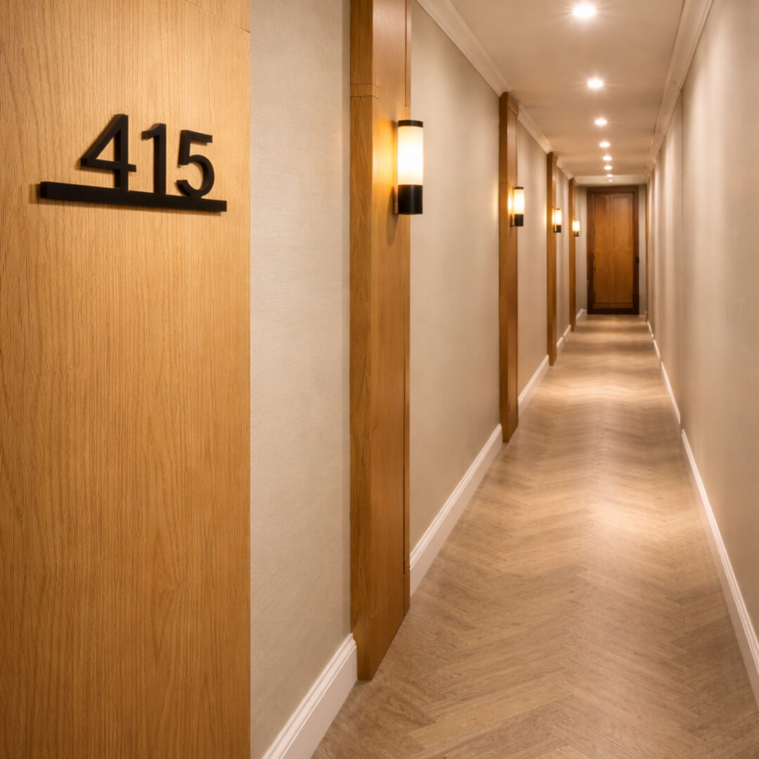 przykład czarnej numeracji na korytarzu