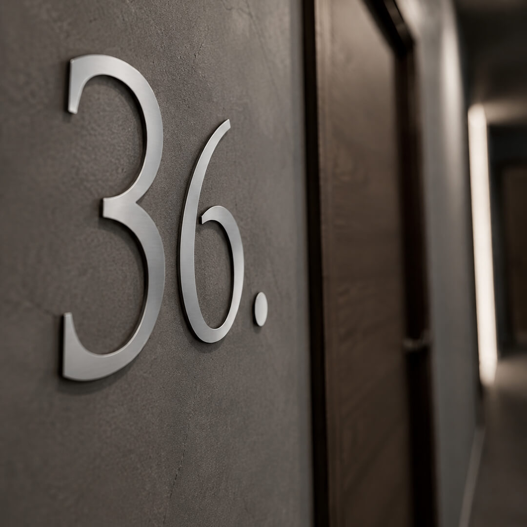 srebrne numery do oznaczania pokoi hotelowych
