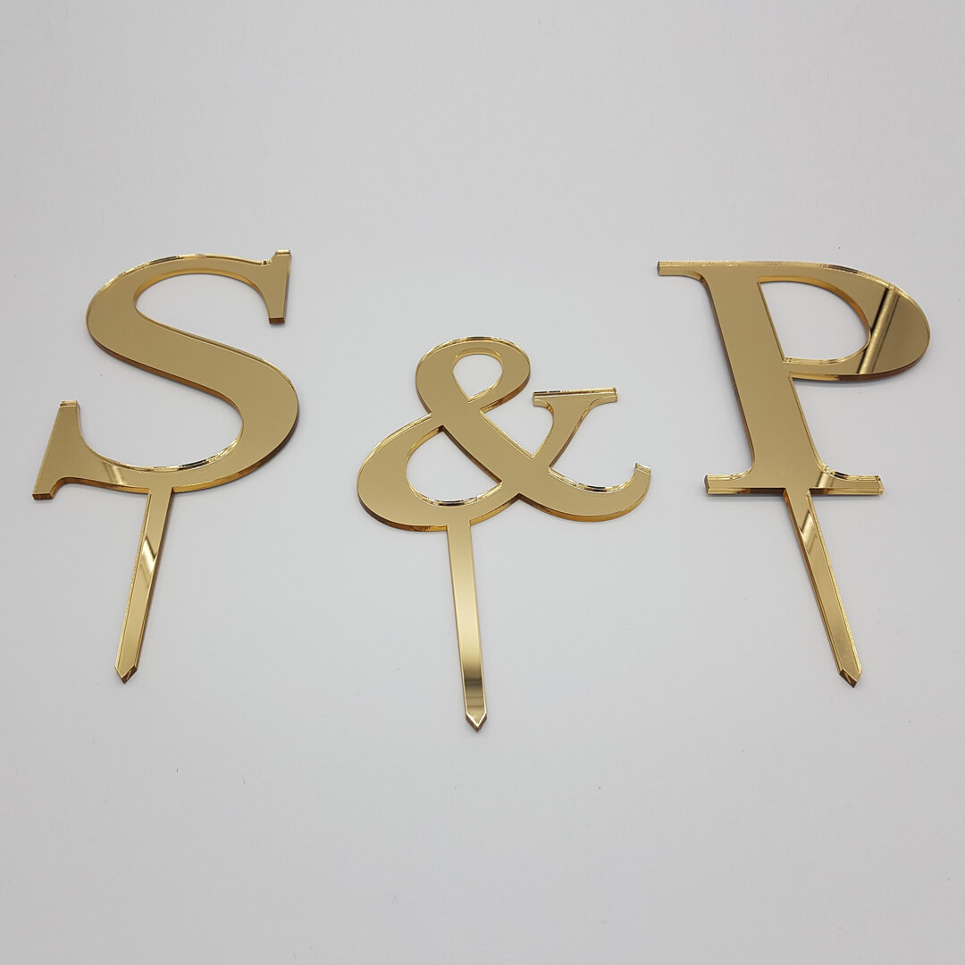 złote litery w formie topperów