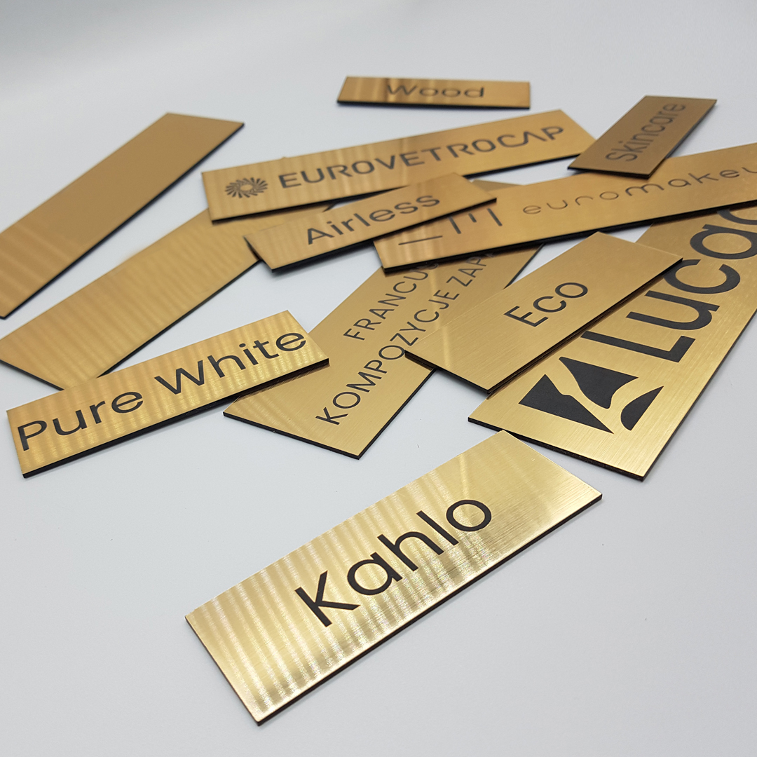 złote tabliczki na drzwi do oznaczania pomieszczeń