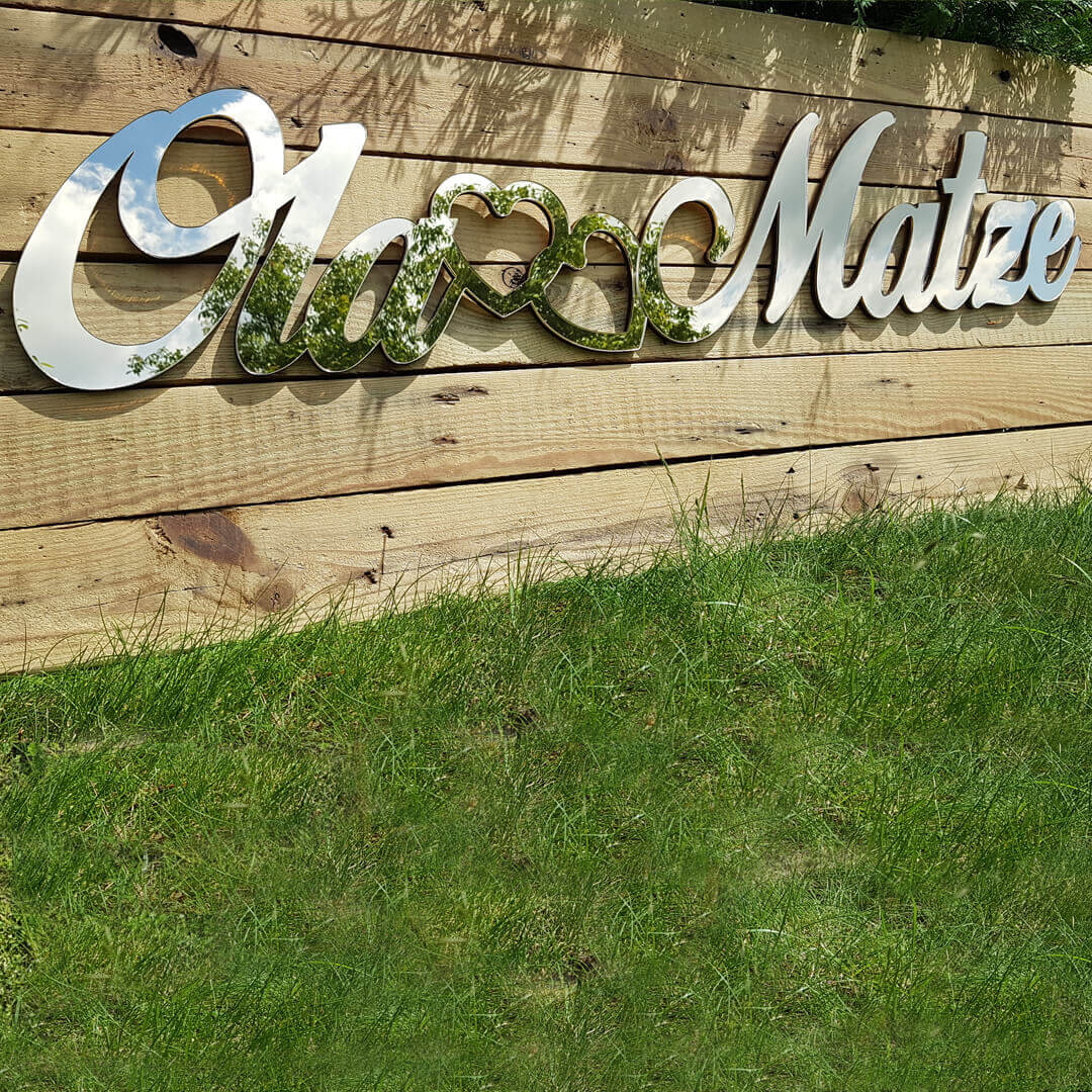 Złoty napis z imionami